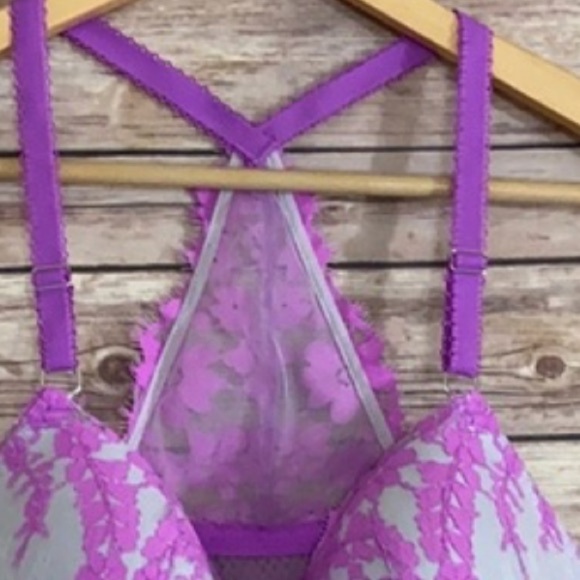 Size: 36DDD Closes in front. Adjustable straps - Picture 4 of 6